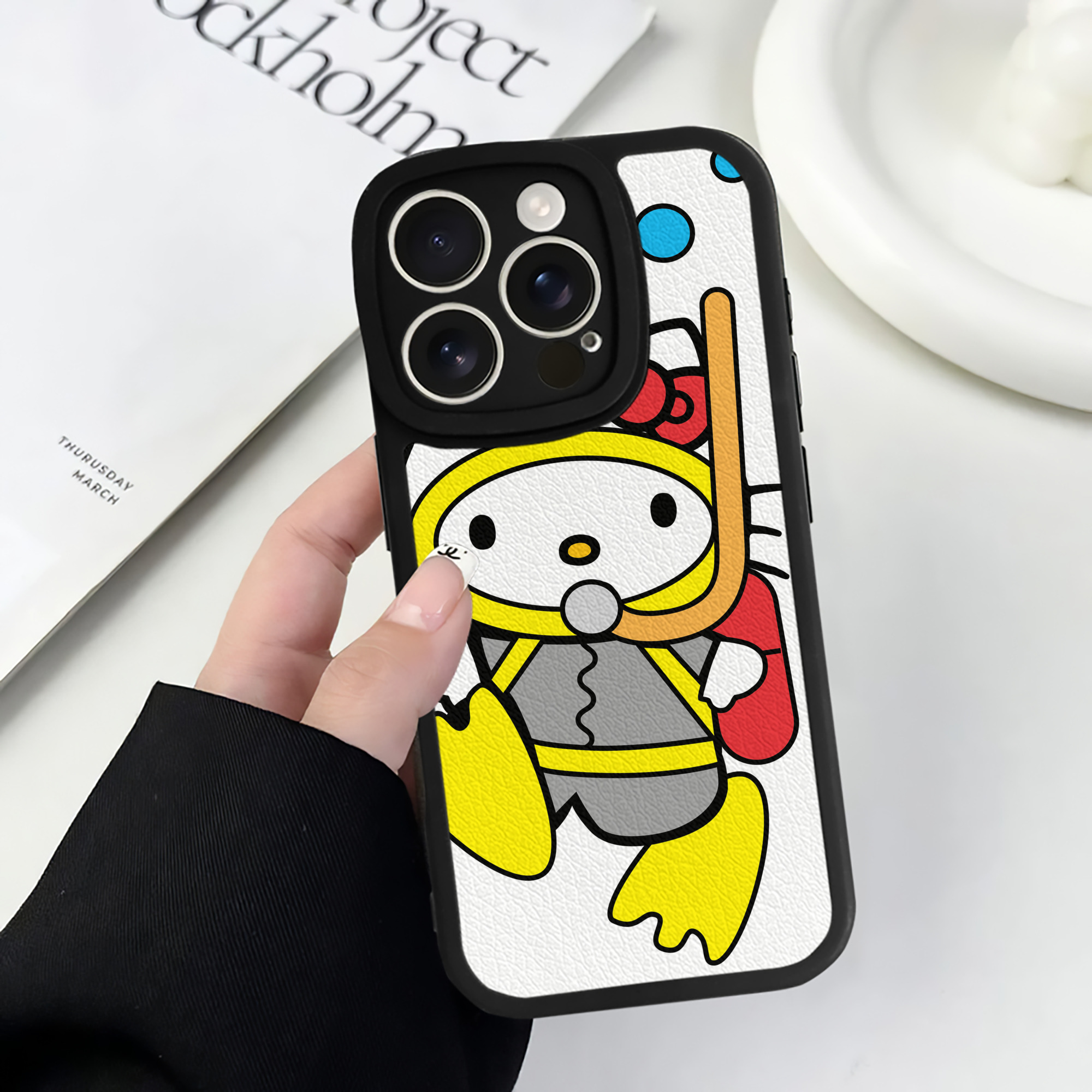 （画像用） Hello Kitty ハローキティ 【iPhone 16シリーズ対応】シリコンスマホケース（レザー調） 材質：シリコン
